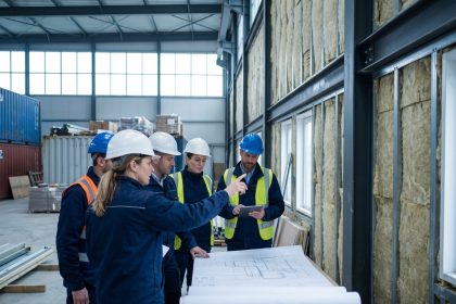 Groupe d'ingénieurs industriels discutant plans de construction